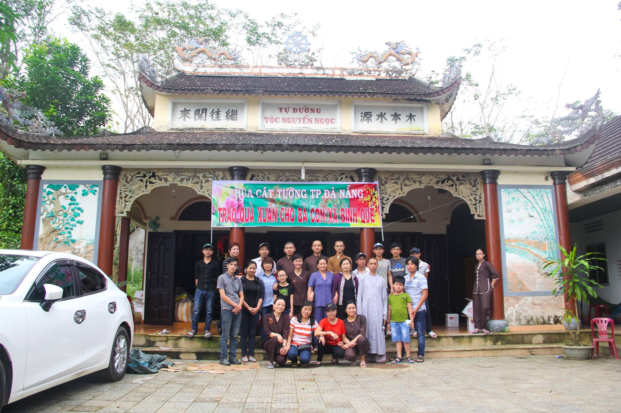 Đoàn đã chụp hình lưu niệm