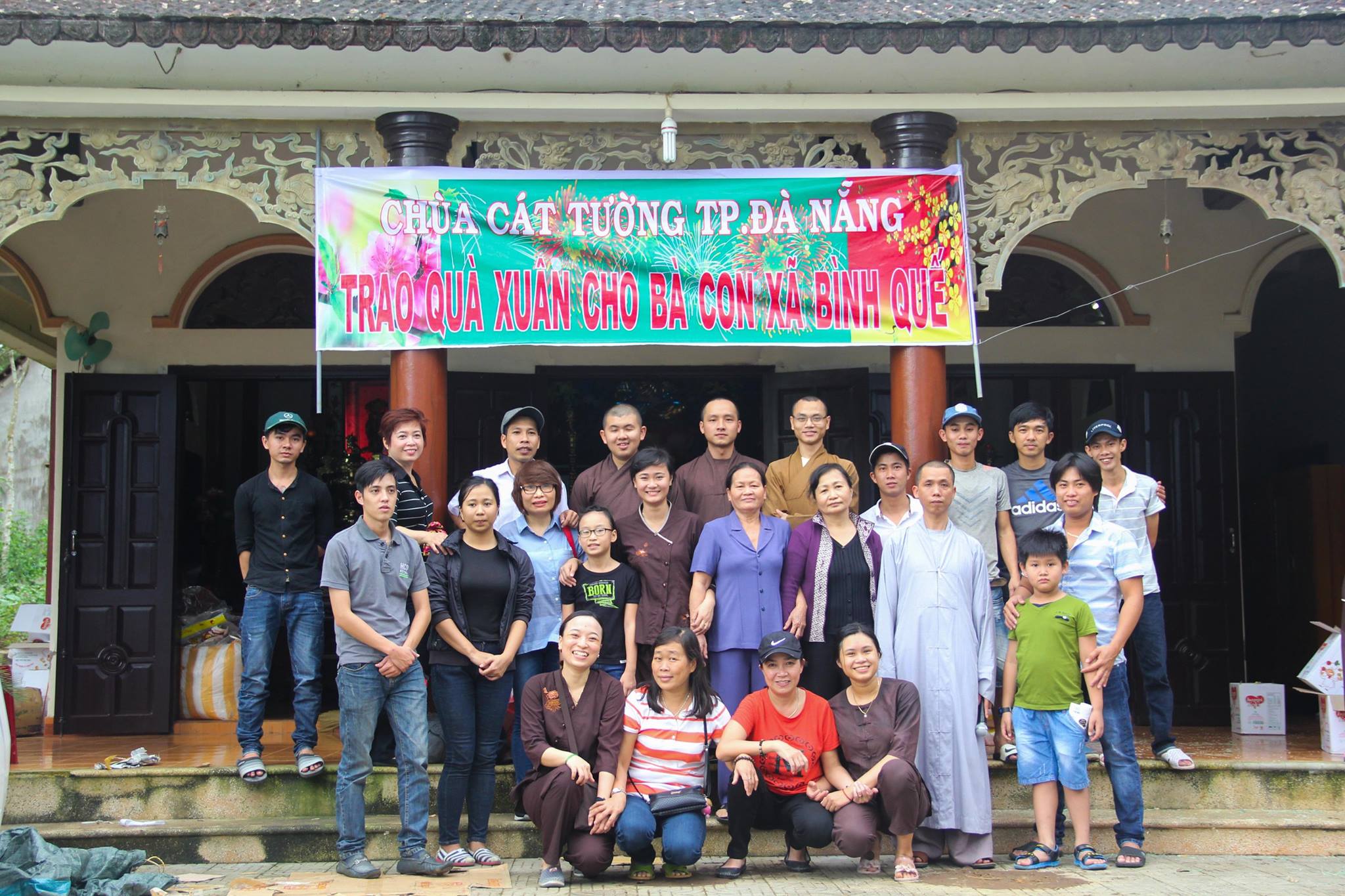 Đoàn Chụp Hình Lưu Niệm