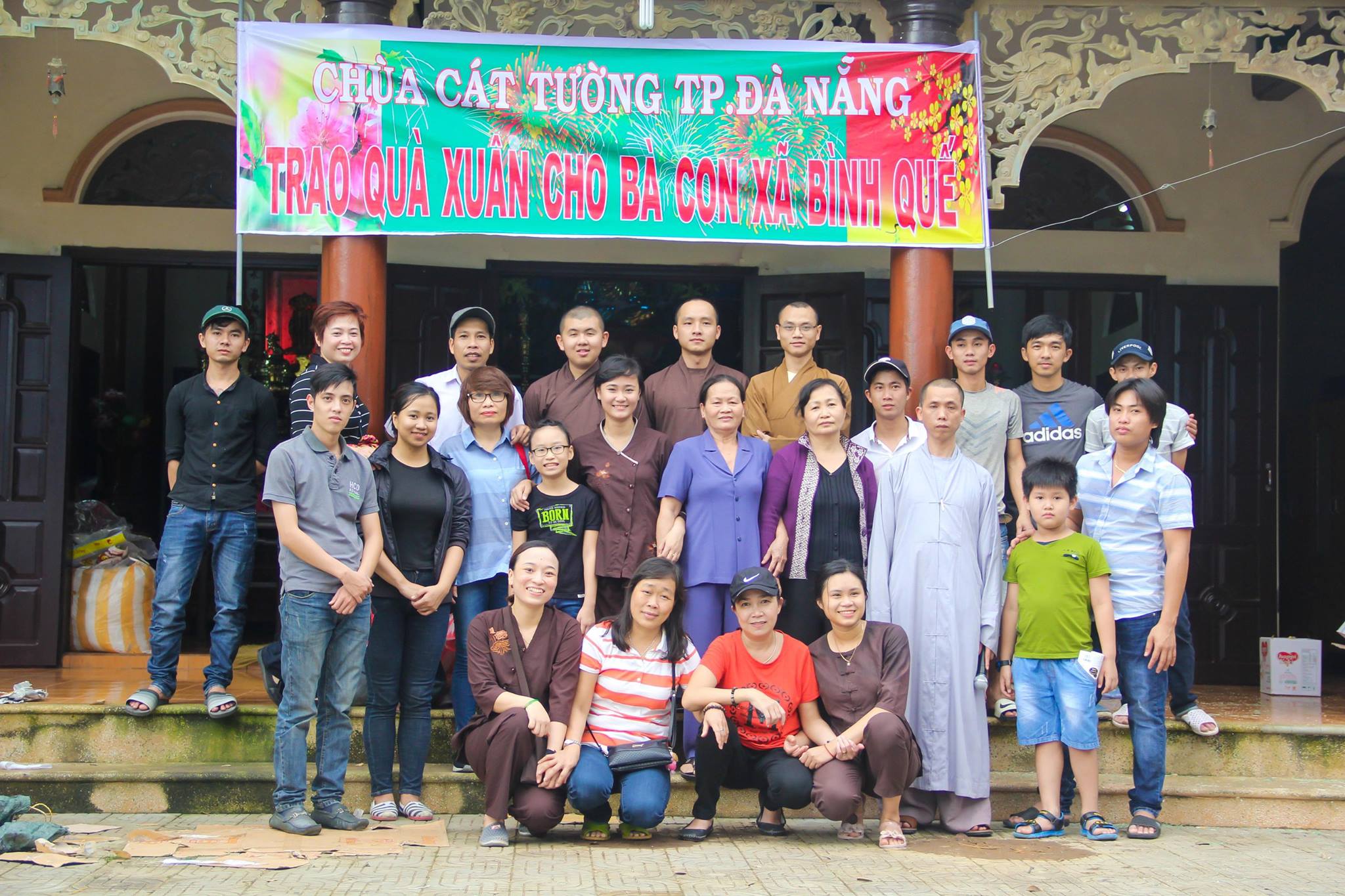 Đoàn Chụp Hình Lưu Niệm