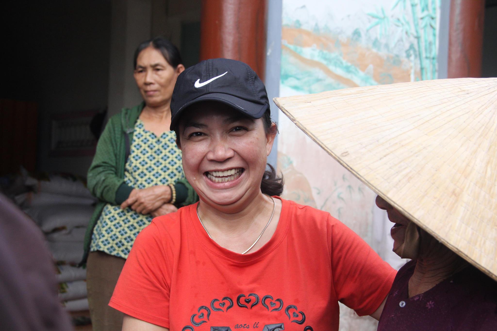 Nụ cười hoan hỷ khi trao quà cho các cụ