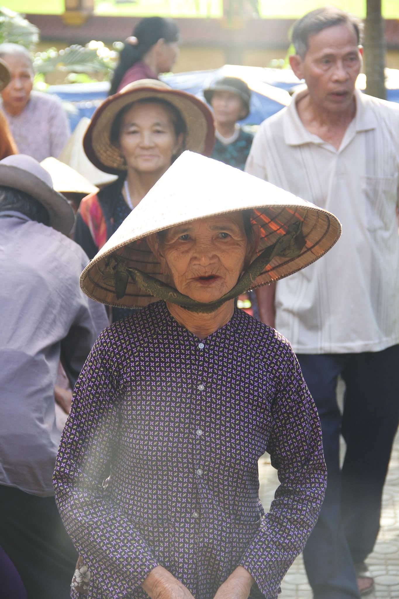 Cụ hoan hỷ đến nhận quà