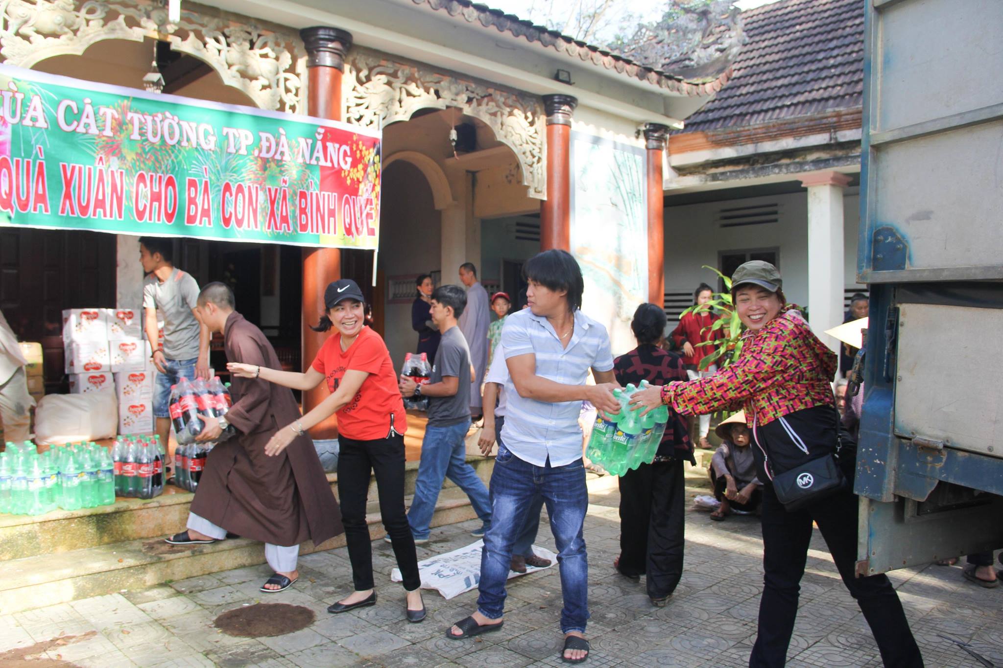 Chuyền tay nhau những phần quà xuân